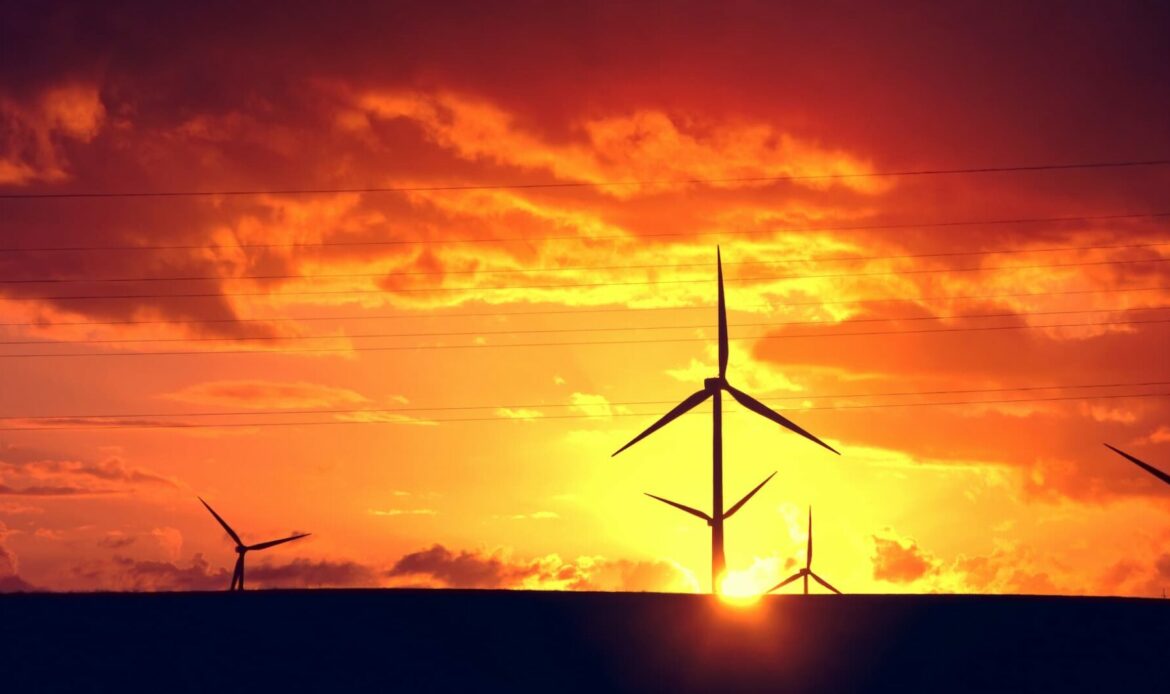 Energías renovables en España: aerogeneradores al atardecer
