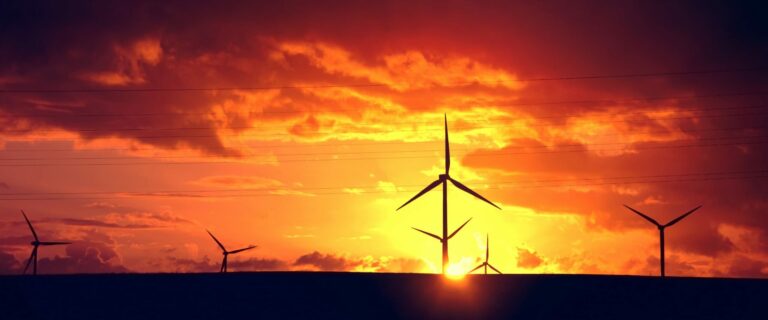 Energías renovables en España: aerogeneradores al atardecer