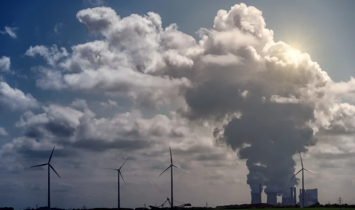 Diferentes formas de generación eléctrica simbolizando los retos tras la actualización del PNIEC 2030